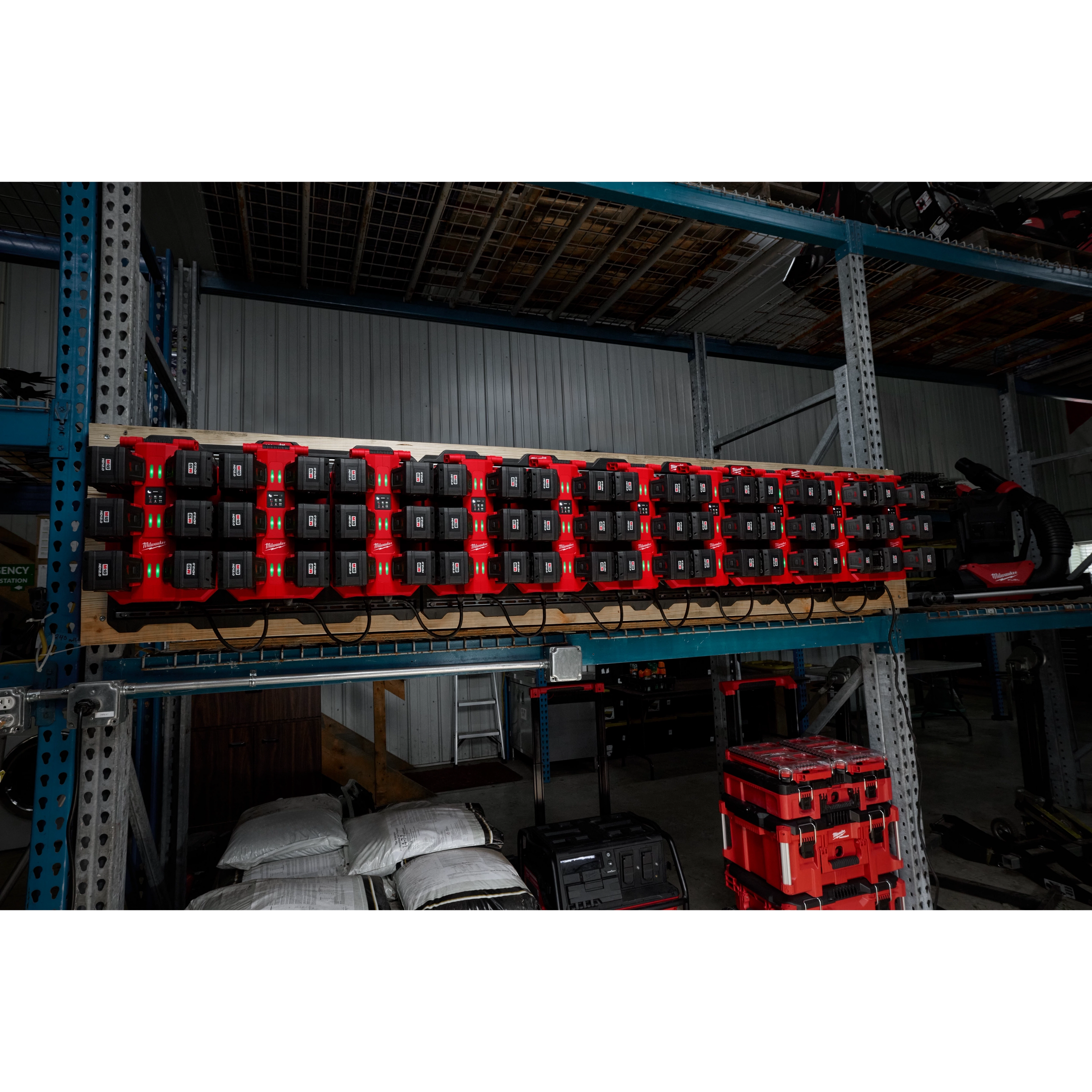 M18™ Six Bay Daisy Chain Rapid Charger w/ PACKOUT™ Compatibility